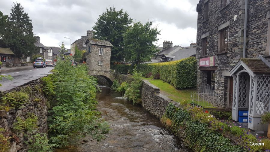 בית פיצי מעל נחל בעיירה Ambelside  